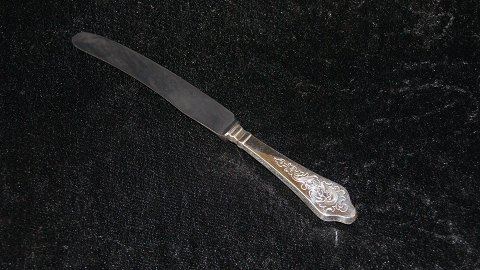 Middags kniv #Antik Rokoko #Sølvplet
Design: Orla Vagn Mogensen, Nivå.
Produceret af Dansk Krone Sølv.