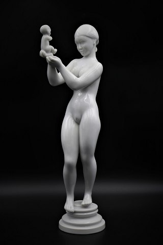 Kai Nielsen "Venus med æblet" i hvid porcelæn fra Bing & Grøndahl.
B&G# 4108...