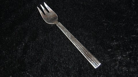 Fiskegaffel #Bernadotte EPNS / Sølvplet #61
Fremstillet hos Georg Jensen.
Længde 17 cm.
Velholdt stand
Alt bestik er polleret