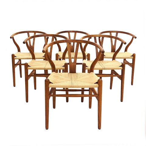 Hans J Wegner: Set of 6 "The Wishbone Chair". Oak, 
smoked stain