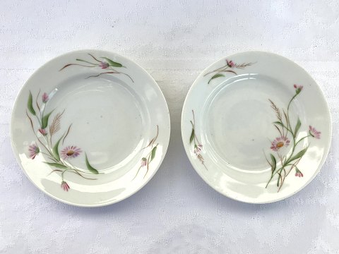 Bing & Grondahl
Cake plate with hand-painted flowers
# B & G
* 125 DKK