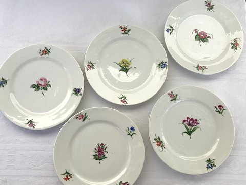 Royal Copenhagen
Cake plate with hand-painted sprinkled flowers
* 200 DKK