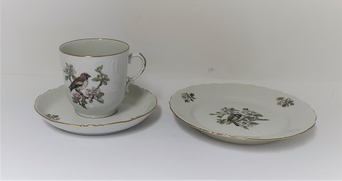 Royal Copenhagen. Forår. Kaffekop med kagetallerken. Model 1533/2558 + 
1533/2519. Prisen er per sæt. (1 sortering)