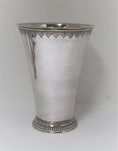 Lorens Stabeus, Stockholm. Stort svensk sølv bæger (830). Forgyldt indvendig. 
Højde 17 cm. Vægt 388 gram. Produceret 1752 (q)