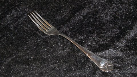 Middagsgaffel #Fransk Lilje Sølvplet
Produceret af O.V. Mogensen.
Længde 20,1 cm ca
