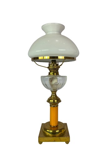 Petroleumslampe af messing med skærm af hvid opal glas og stamme af orange glas 
fra omkring 1860. 
5000m2 udstilling.
Flot stand
