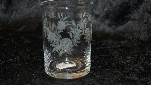 Vandglas Med #Blomstermotiv og #svale
Højde 9 cm