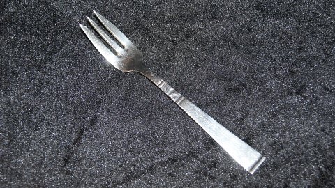 Cake fork #Funkis no. 7 silver stain
Produced at Dansk Forsølvnings Anstalt.
Length 14.3 cm