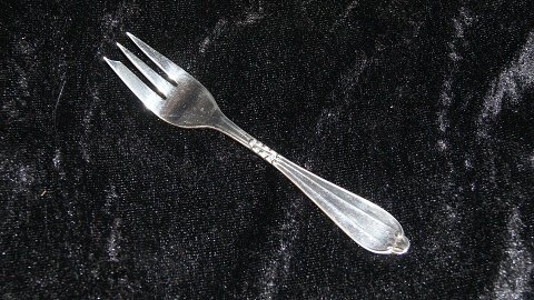 Cake fork #Crown pattern Silver stain
Produced by Kronen Sølv og Pletvarefabrik.