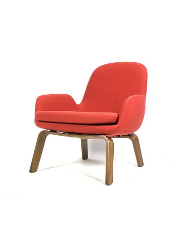 Lænestol med ben af valnød og polstret med rødt stof af dansk design for Normann 
Copenhagen.
5000m2 udstilling.
Flot stand
