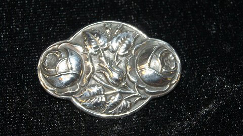 Broche i Jugendstil sølv
Måler 4,5 * 3,2 cm ca