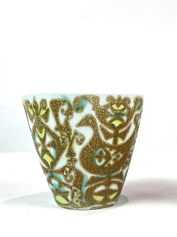 En fajance vase, nr.: 713/3216, af Royal Copenhagen. 5000m2 udstilling.Flot stand