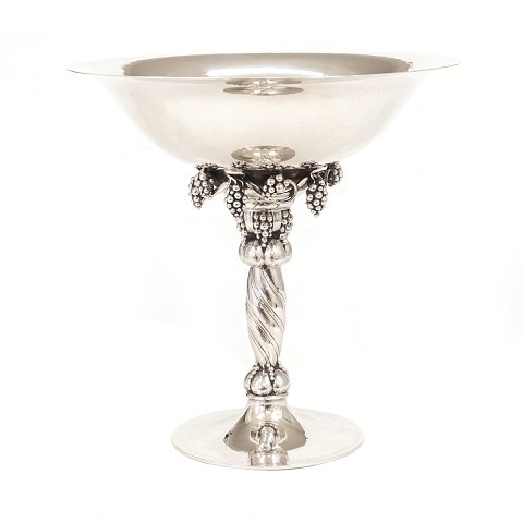 Georg Jensen stor drueopsats. Stor let hammerslået 
"Grape" drue opsats i sterlingsølv. Formgivet af 
Georg Jensen 1918. Fremstillet efter 1945. #264B. 
H: 31,2cm. V: 1.843gr