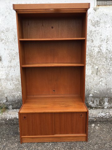 Teak 
Reol med skab
1000kr