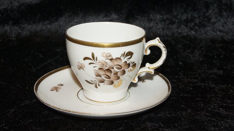 Kaffekop med underkop #Brun Rose #Københavns porcelænfabrik
Højde 6,3 cm
Med slidtage i guldkant