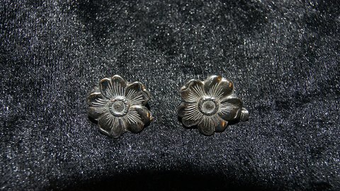 Earrings with clips in silver
Stamped 925 p
Measures 15.93 mm