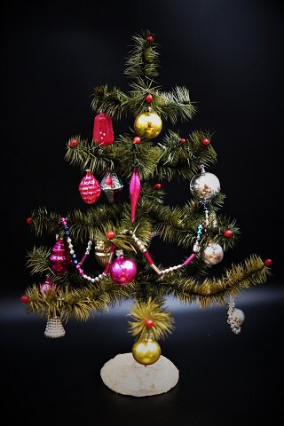 Decorative mini Christmas tree in colored goose feathers from the early 1900 
century , decorated with mini glass ornaments. 
H:45cm. Dia.:33cm.