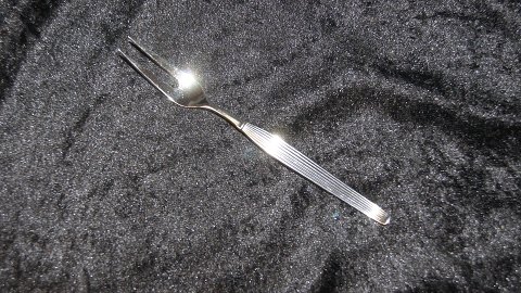 Laying Fork Savoy, Silver Plate
Manufacturer: Frigast
Design: Henning Seidelin
Length 15 cm.
Used well maintained condition.