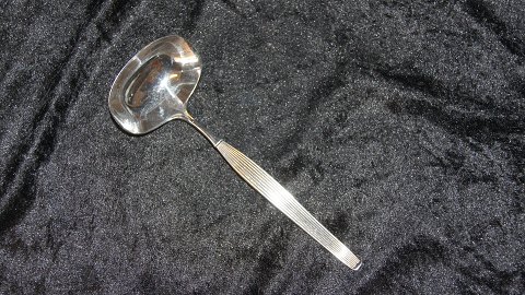 Sauce spoon #Savoy, Sølvplet
Manufacturer: Frigast
Design: Henning Seidelin