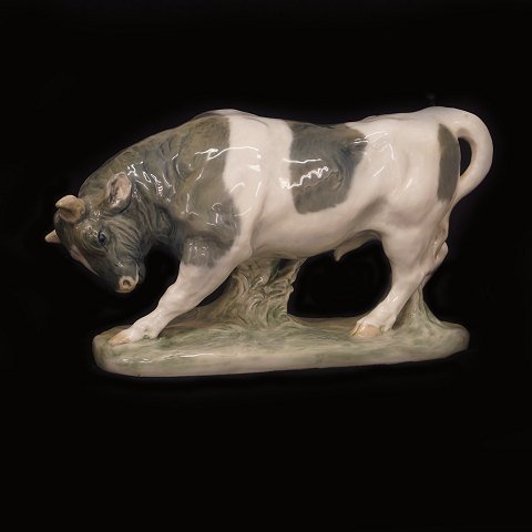 Royal Copenhagen bull. #1195. 2nd quality. H: 
22cm. L: 38cm