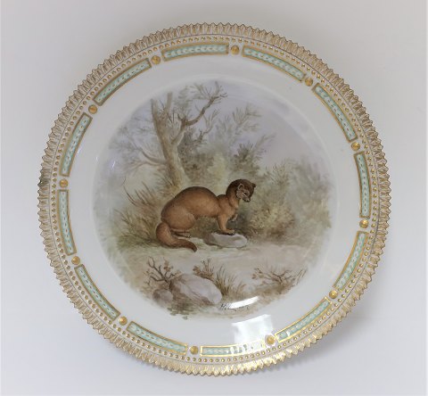 Royal Copenhagen. Fauna Danica. Jagtstel.  Frokost tallerken. Model # 239 - 
3550. Diameter 22 cm. (1 sortering). Mustela zibellina. Tallerken er med 
reparation. (se foto)