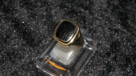 Elegant  Herrering med Onyx i 14 karat guld
Stemplet 585 14K
Str 64