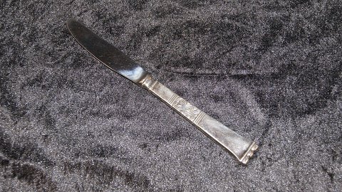 Middagskniv #Rigsmønster Sølvbestik med små buler
Frigast sølv
Længde 21,8 cm.