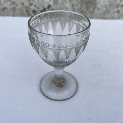 Older wine glasses with cuts
* 650kr