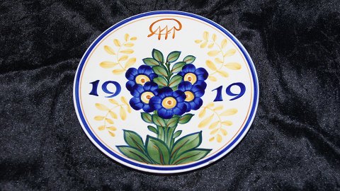 Aluminia Fajance Platte med Blomster år #1919
Dek. nr. #1158/#340
Diameter 19 cm.
solgt