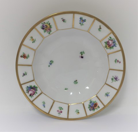 Royal Copenhagen. Henriette. Dyb dessert tallerken. Model 444-8547. Diameter 
21,5 cm. (1 sortering). Der er 10 styk på lager. Prisen er per styk.