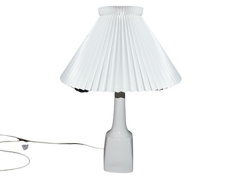 Soeholm art pottery
White table lamp with Le Klint lampshade