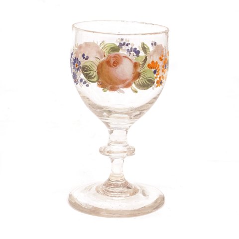 Emaljedekoreret glas med rosenmotiver. Fremstillet 
ca. år 1860. H: 11,6cm