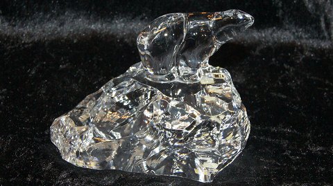 Engraved crystal glass sculpture Bear on rock
Mat Jonnason Sweden
Measures 13.5 cm
Height 10.5 cm