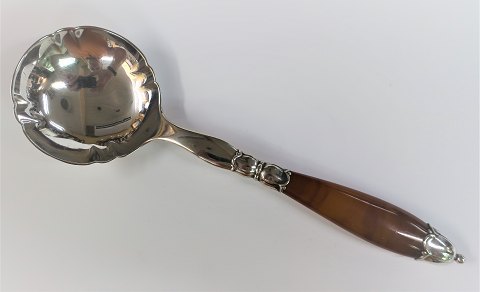 Silberner Servierlöffel mit Kunstbernstein. (830). Länge 23cm. Produziert 1928