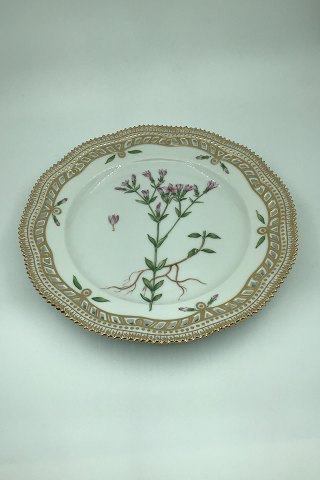 Royal Copenhagen Flora Danica Frokosttallerken No 20/3554 med gennembrudt kant