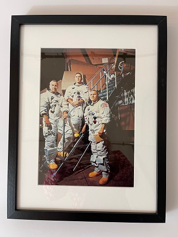 Vintage NASA farveoffsetfoto / fotoplakat / fotoprint af James Lowell Jr., 
William Anders og Frank Borman - Apollo 8 rumfartøjets mandskab i 1968.