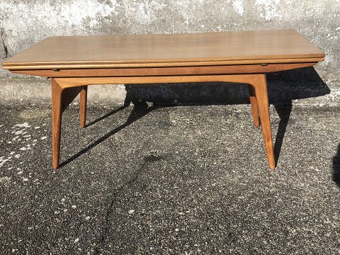 Height adjustable table.
Coffee table / Dining table
2000 DKK
