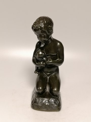 Just Andersen figur af diskometal siddende dreng 
med bamse 
nr. D2320