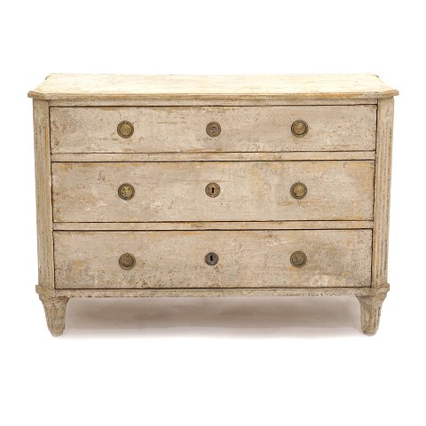 Large Gustavian style end 19th century chest of 
drawers. Sweden circa 1880. H: 77cm. W: 110cm. D: 
52cm