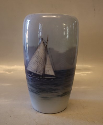 Kongelig Dansk 1484-237 Kgl, Vase Med marinemotiv 19 cm Sejlskib 
