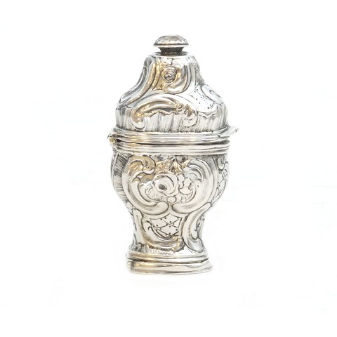 Rococo silver vinaigrette dated 1747. H: 6,8cm. W: 
38gr