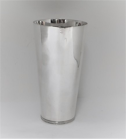 Eric Räström für CGR. Schwedische Silbervase (830). Höhe 19 cm. Hergestellt 1966 
(Q9)