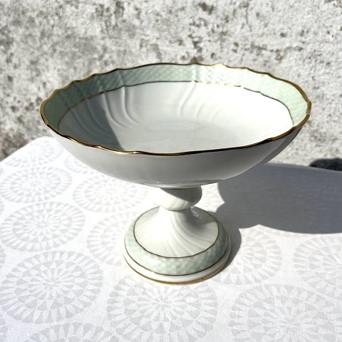 Royal Copenhagen
Green curved
Cake stand
# 952/1528
* 975 DKK