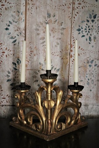 Old French altar candlestick (corner candlestick) in gilded wood 
with fine decorations, candle holder in metal and room for 3 candles.
H:32cm.