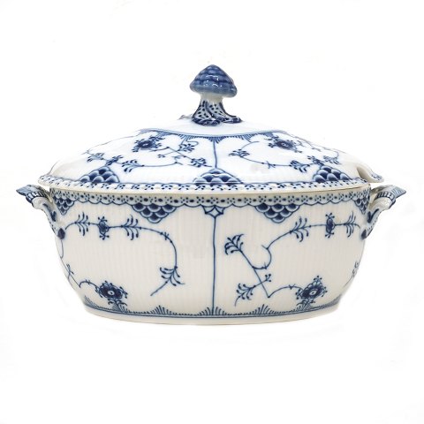 Royal Copenhagen blue fluted full lace porcelain 
tureen. #1109. H: 19cm. L: 31cm