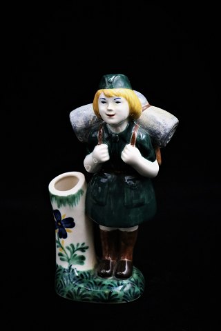 Rare Aluminia figure of scout in glazed faience.
Height:17,5cm. Is intact and in good condition.