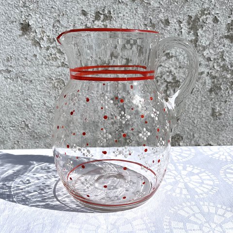 Glass jug
With enamel pattern
* 400 DKK