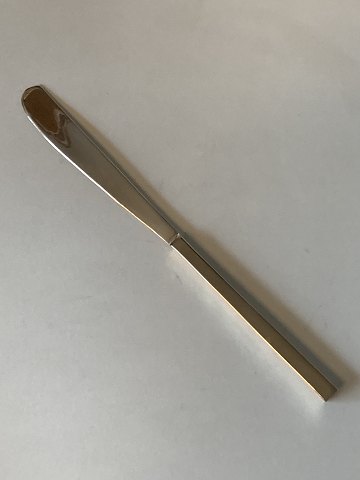 Scanline Bronze, Breakfast Knife
Designed by Sigvard Bernadotte.
Length 20.3 cm approx
With patina - but in good condition.