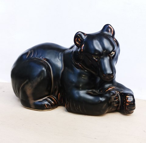 Knud Kyhn for Royal Copenhagen: Lying brown bear