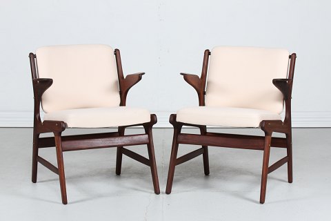 Arne Hovmand-Olsen
Et par teak armstole  
